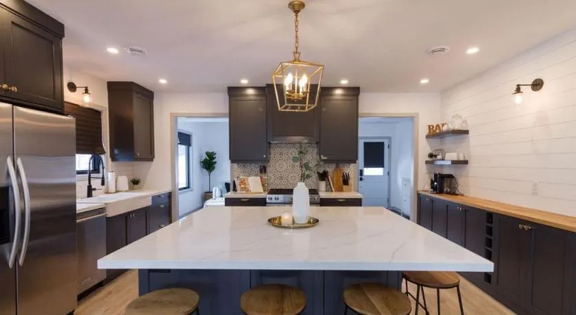 Walk to Downtown Picton, 4-bedroom - Image 1