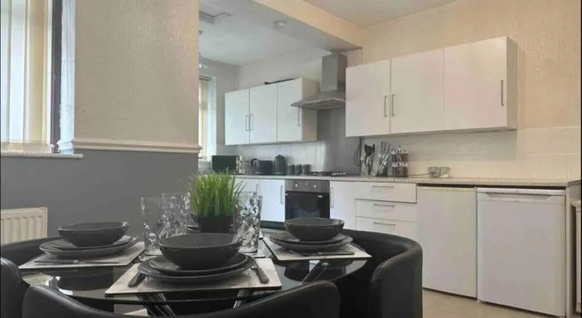 Charming 2-Bedroom in Warrington - Sleeps 5 - Image 1
