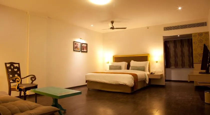 Hotel Sabareesh Park - Image 1