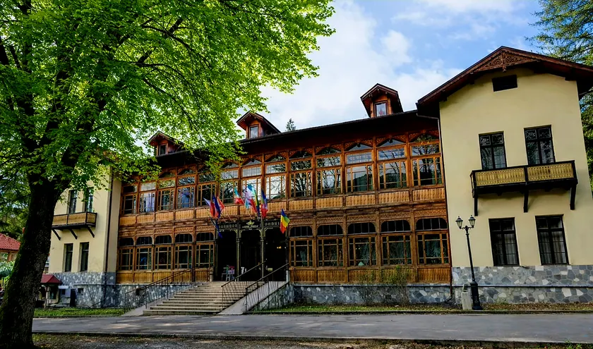 Hotel Regal 1880 - Boutique Hotel in Parcul Central Sinaia - Image 1