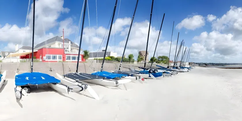 1 Bed House On The Beach - Image 1