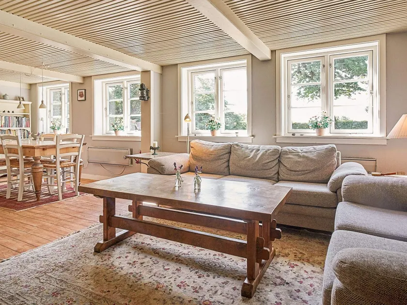 Charming Seaside Cottage - Image 1