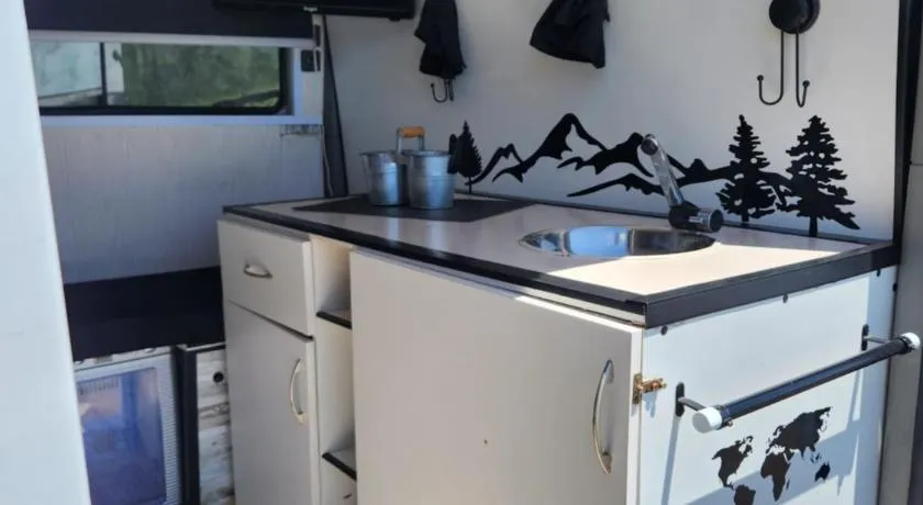 Furgoneta camper - Image 1
