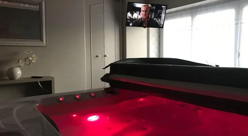 MAISON AVEC JACUZZI PRIVATIF - Image 1