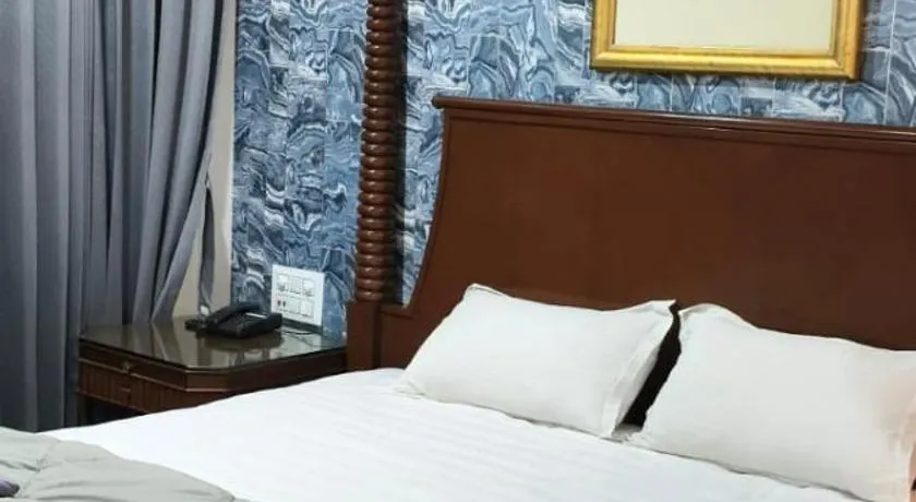Royal Palace Hotel Surat Velanja - Image 1