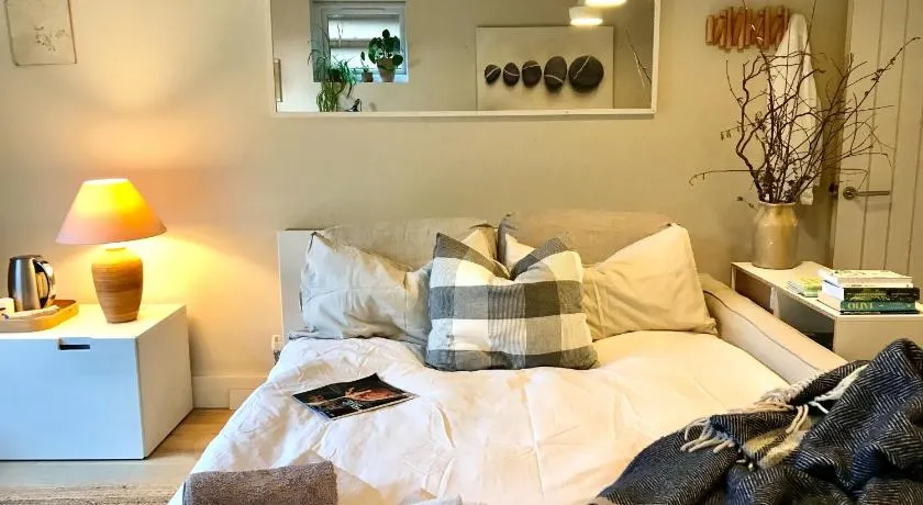 Peaceful Scandi Garden room - Image 1