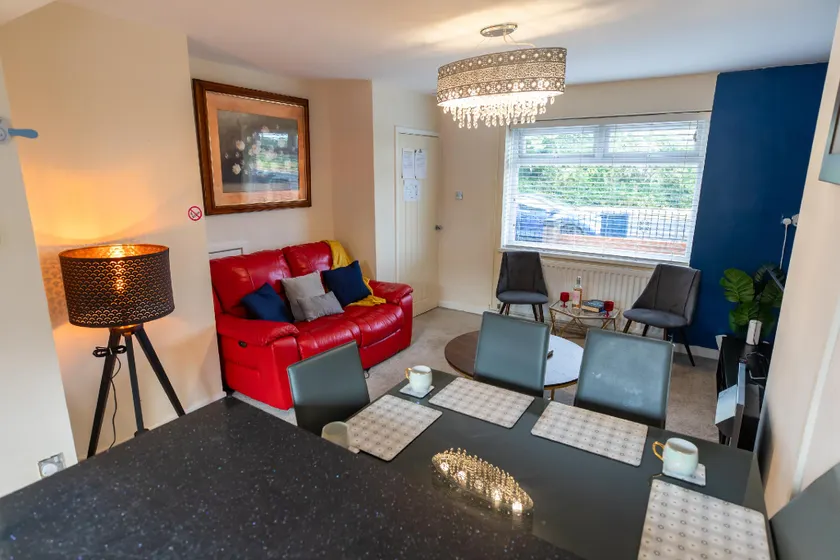 Five Star Serviced Homes- Wi-Fi, parking, office - Image 1