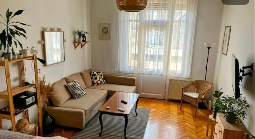 Studio Apartment at Chain-Bridge - Image 1