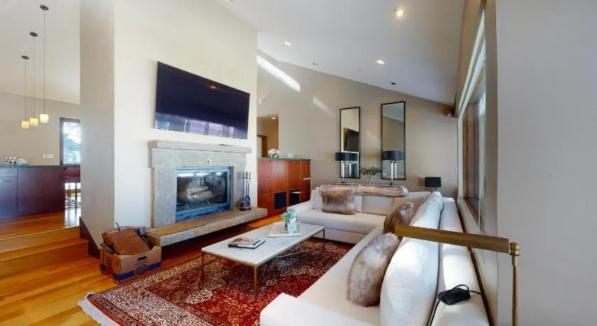 Red Sky Luxury Retreat - Image 1