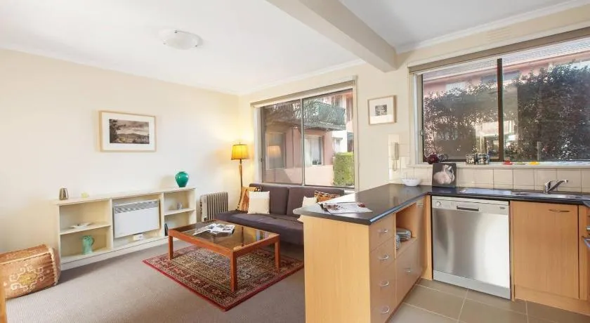 Northcote Charm Spacious and Quiet Suburban Stay - Image 1