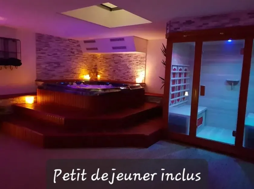 Suite Spa, Love Room Bien-être, Jacuzzi, Sauna, fauteuil massant et climatisation naturelle - Image 1