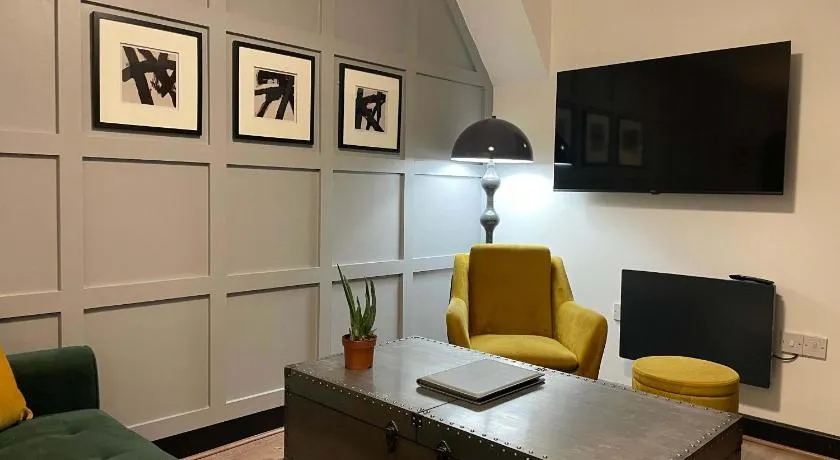 Deluxe fully Kitted 2 King Room Apt with Sofa Bed - Image 1