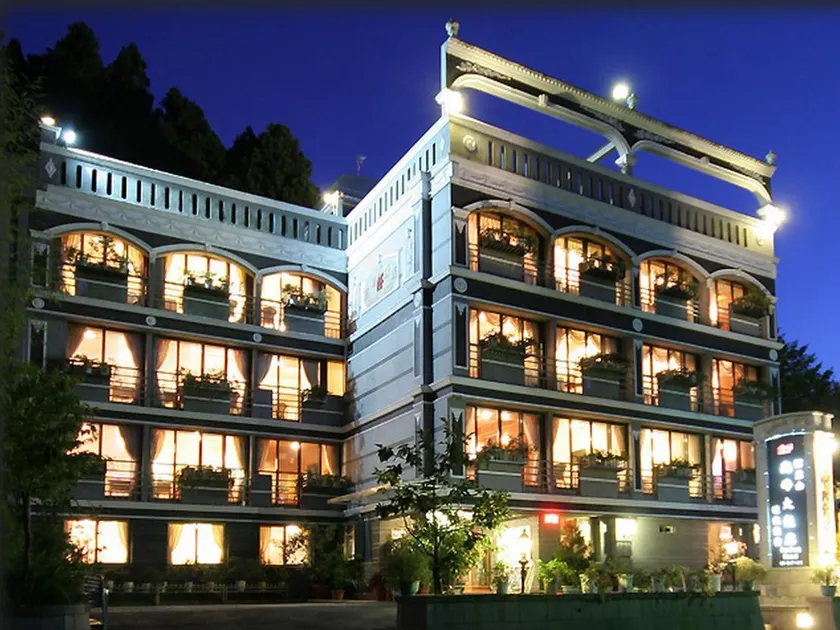 Kao Feng Hotel - Image 1