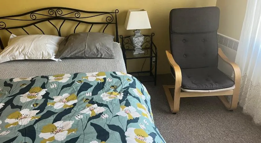 Chambre à l'étage salle de bains au rez de chaussée - Image 1