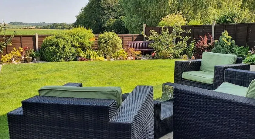 Self-contained annex with private entrance, double bed, kitchen, bathroom, free car park - Near Cambridge, Duxford Air Museum and Addenbrooke's Hospital - Image 1
