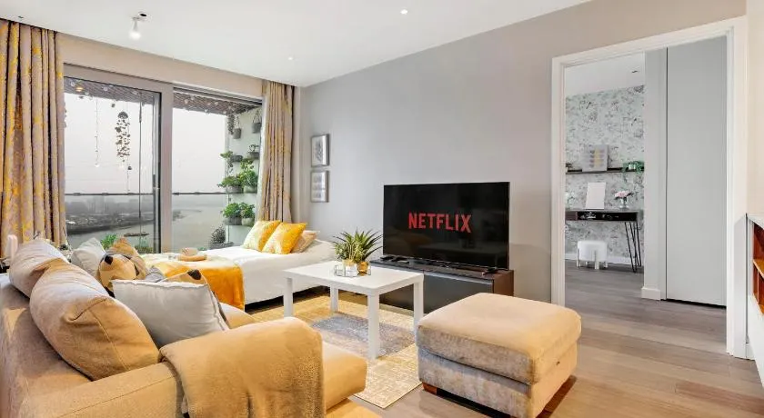 Trendy 3-Bed, 2-Bath - O2 London Escape - Your Ideal Stay - Image 1