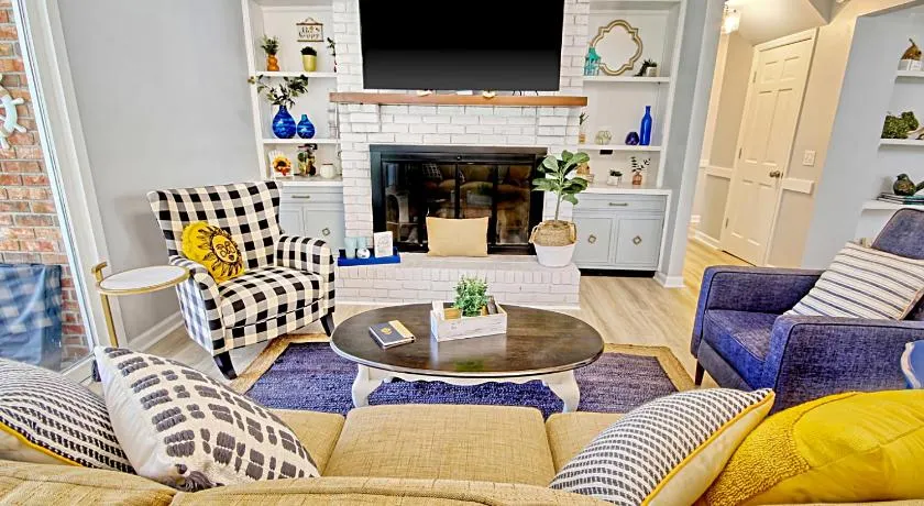 HoneyHomes Hackler Golf Course Home with Amenities - Image 1