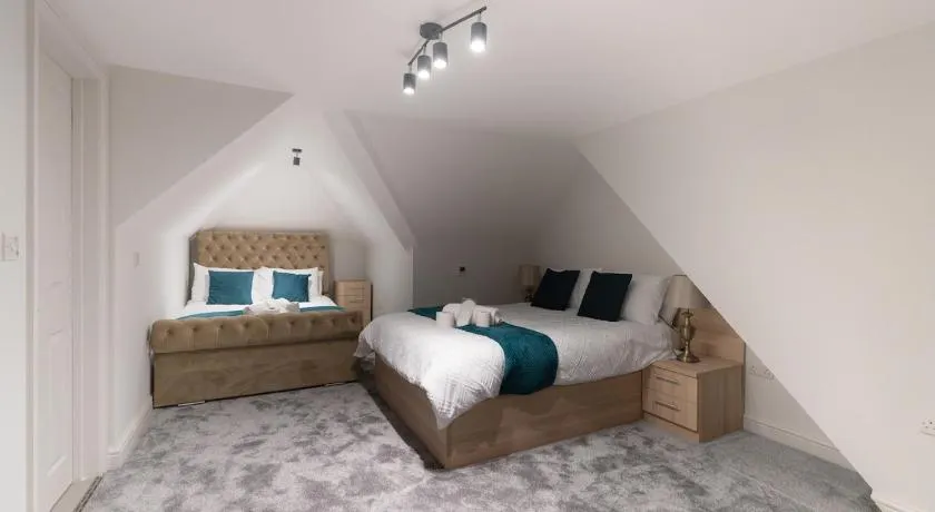 D'Luxe 3 - 5 beds En-suite Home in London - Image 1