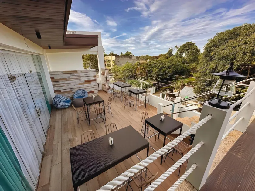 Lighthouse Point Hotel - Image 1