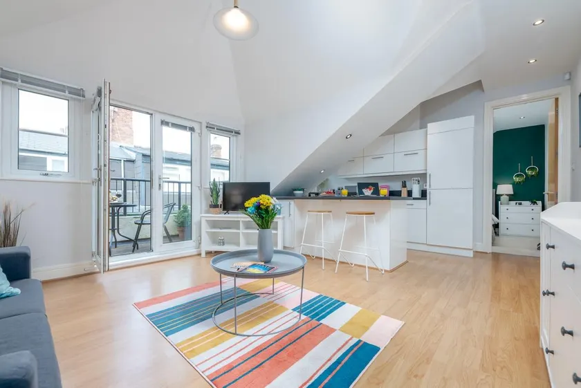 2 Bed Apartment - Cardiff City Centre - Free Parking - Image 1