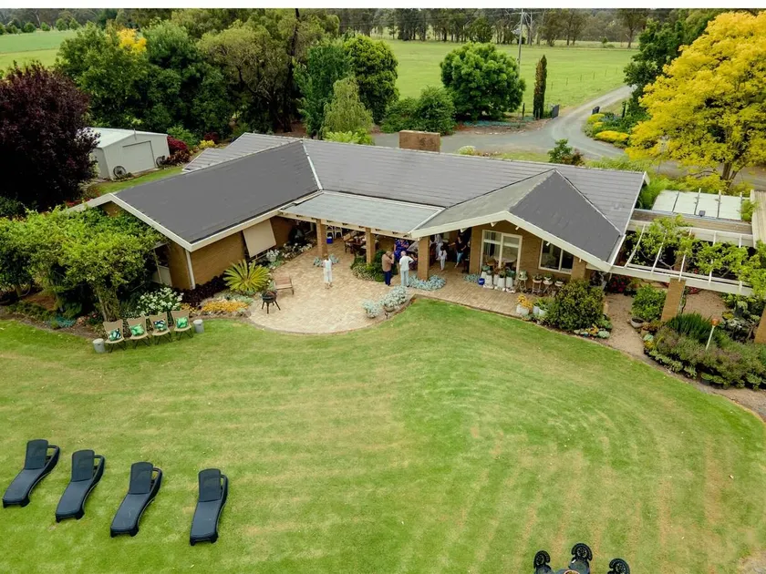 ONE Bedroom  with Ensuite- Entire House, Private. Stunning Views - Image 1