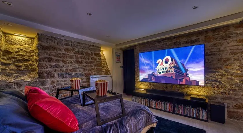 Movie Room Immersion unique et atmosphère cosy assurée - wifi inclus - Image 1