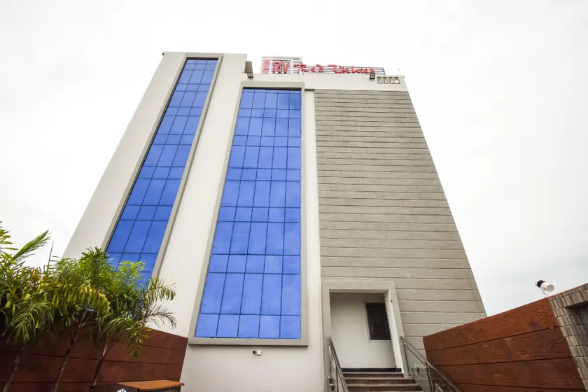 Hotel O Red Velvet Premium - Image 1