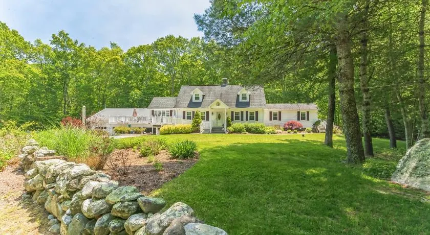 Cozy Bungalow Just Minutes from Mystic, Westerly Beaches, Boating and Casinos! bungalow - Image 1