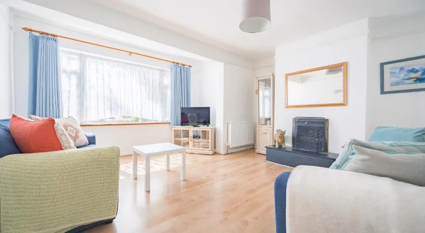 Cambridge North 3 Bedroom Family Home, Spacious Garden, BBQ & Parking - Image 1