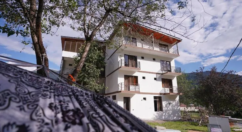 Hotel 5 Mountains - Image 1