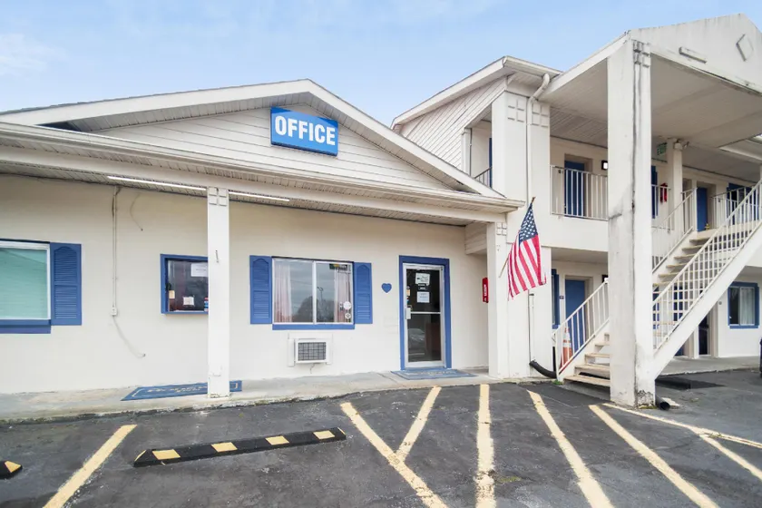 Hotel Jonesville I-77 - Image 1
