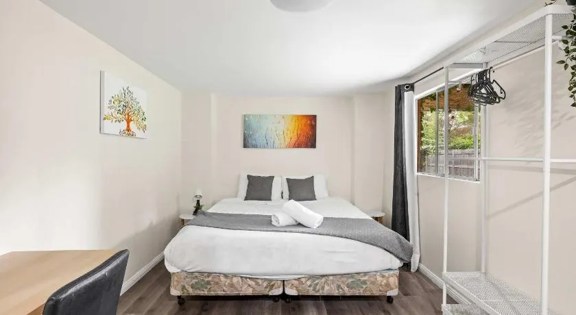 Detached King Studio with Private Bath & Kitchen in Carramar - Nearby Station & Shops - Image 1
