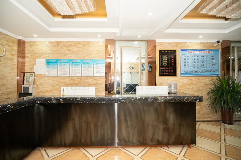 OYO New Century Wangfu Business Hotel - Image 1