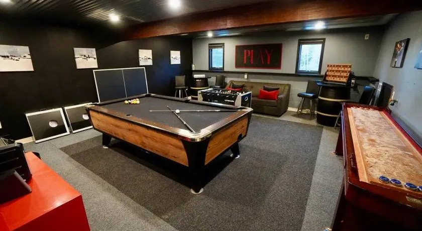 Big Blue Lake House complete with Game Room - Image 1