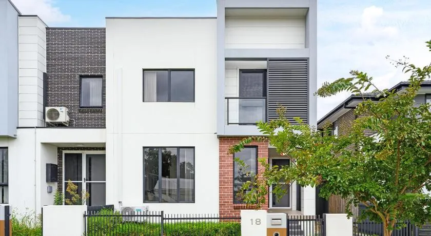 Entire home in Austral, Australia - Image 1