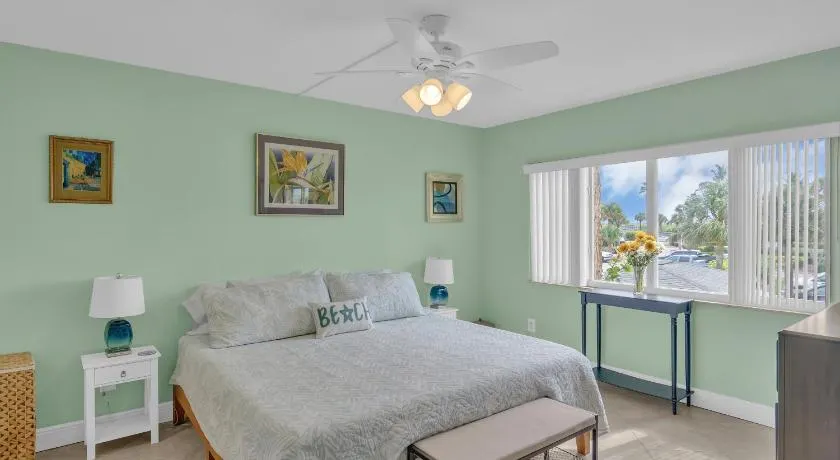 Dreamy Condo 2 minute walk to Beach w King Size Bd - Image 1