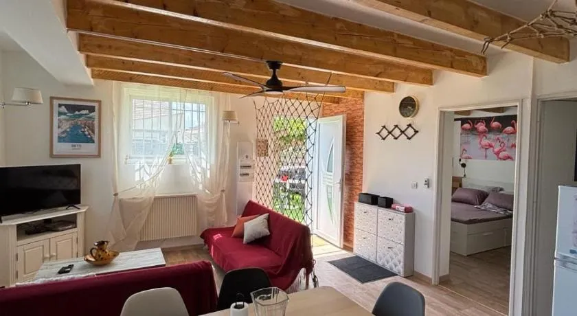 Modern 3-star villa, 3 bedrooms, private parking - Image 1