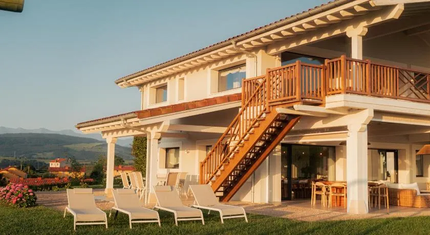 Wishome- Impresionante villa con gran jardín y piscina, Vistas al mar y Picos de Europa - Image 1
