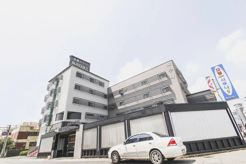 Paradise Hotel - Image 1