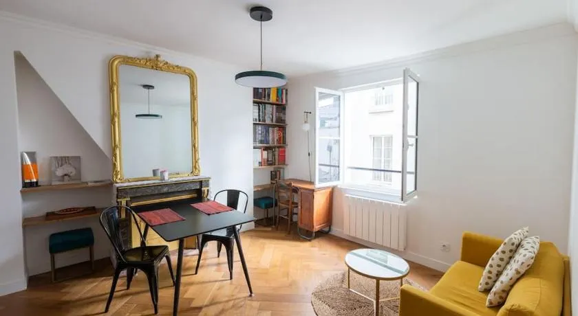 Appartement contemporain rénové dans le centre de Paris - Image 1