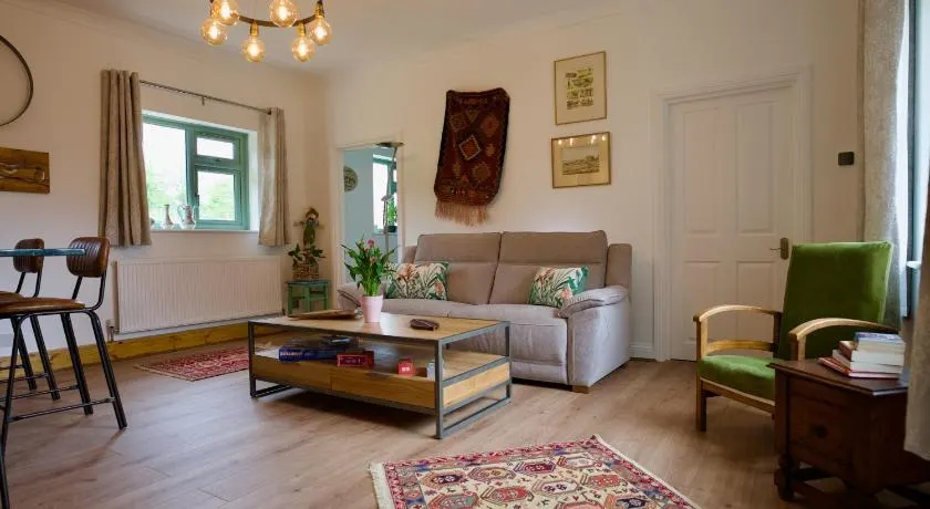 Tring Grange Cottage Sleeps 2 with Onsite Parking - Image 1