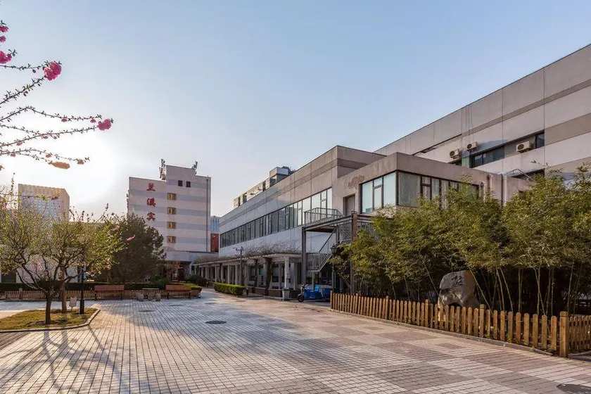 Lanxi Hotel - Image 1