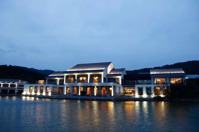 Huanxiu Resort & Spa Hotel, Suzhou - Image 1