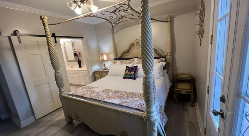 Mardi Gras Suite at NOLA Rendezvous, waterfront - Image 1