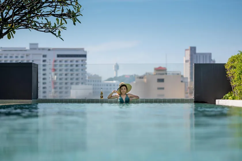Page 10 Hotel - Image 1
