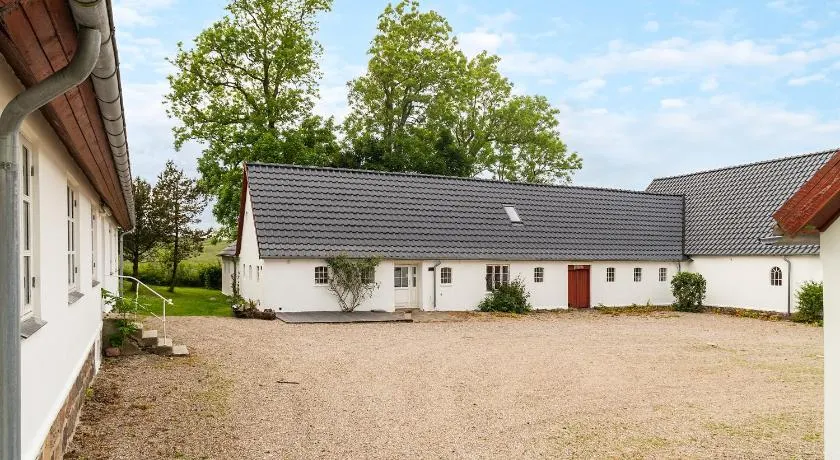 The white farm - Image 1