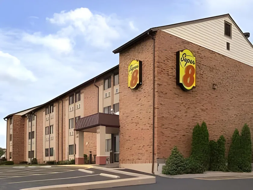 Super 8 by Wyndham St Charles - Image 1