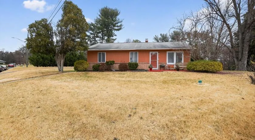 Elegant Home With Game Room Near Bwi 3 Bedroom Home - Image 1