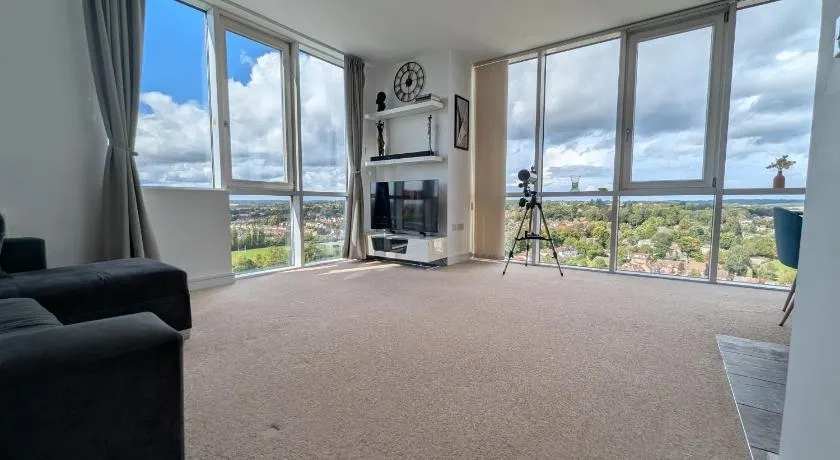 Stylish 2BR Serviced Apartment by Ellbee Apartments - Image 1