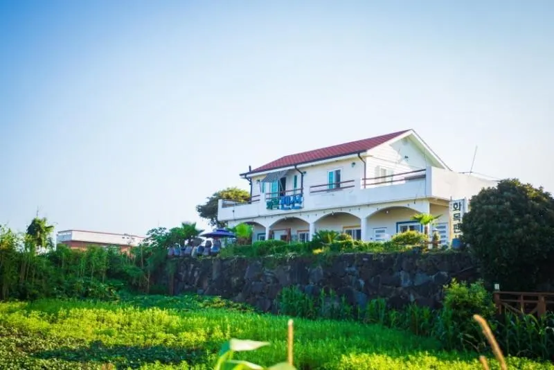 Seogwipo Hwamok Pension - Image 1